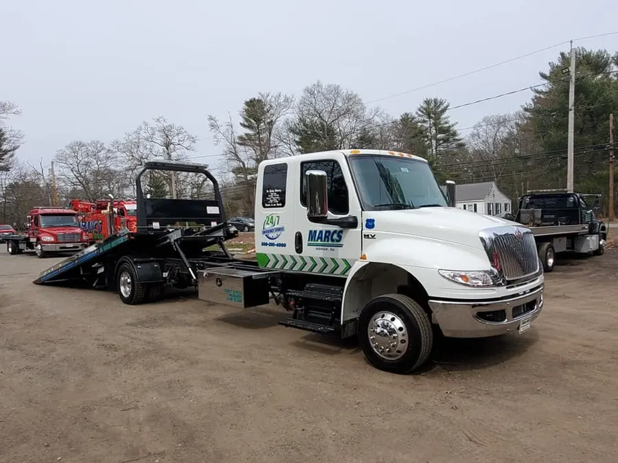 International rollback with wheel-lift truck